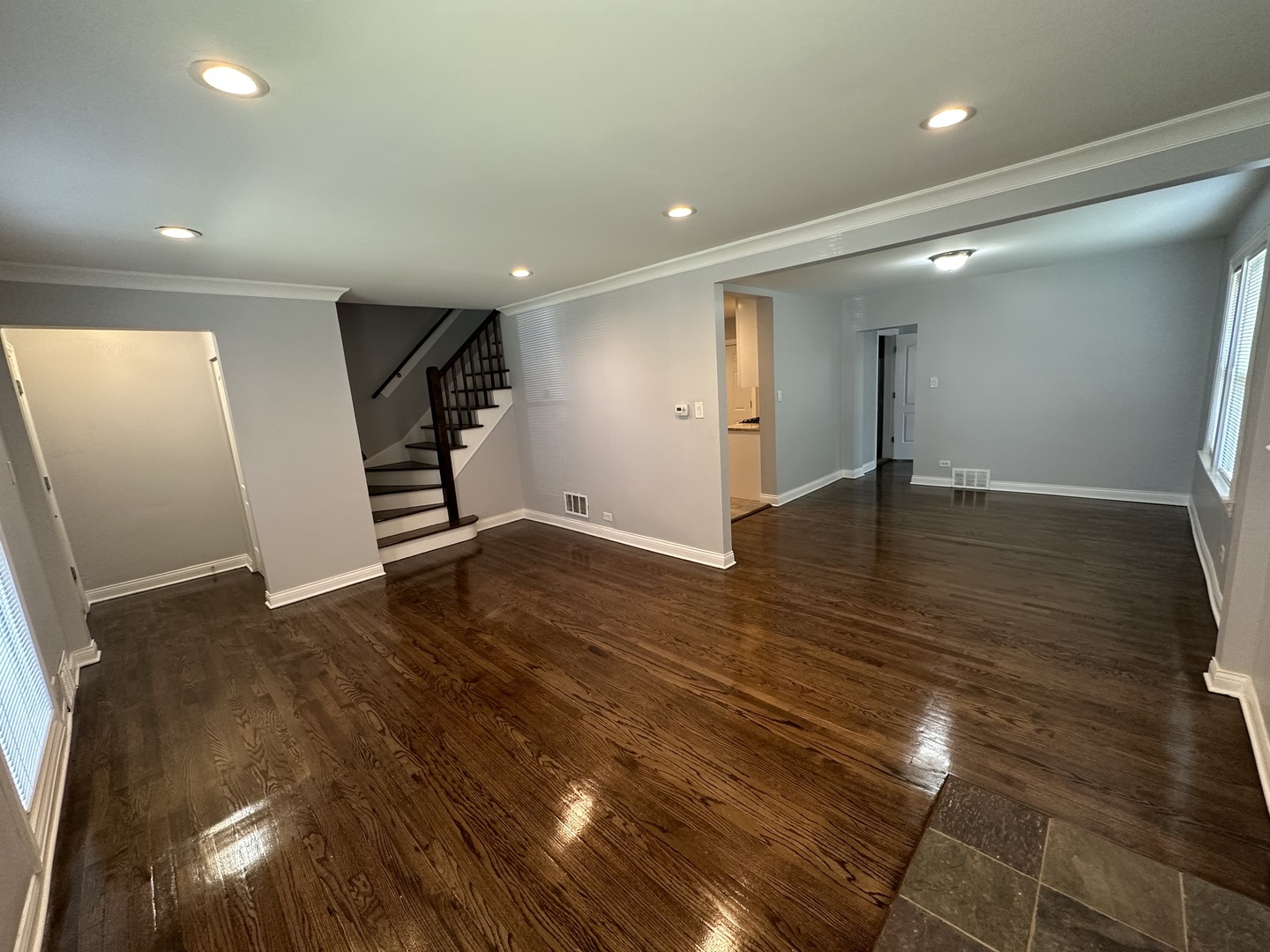 8209 S Prairie Avenue Property Photo 9