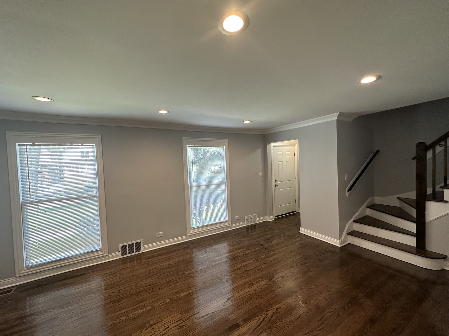 8209 S Prairie Avenue Property Photo 10