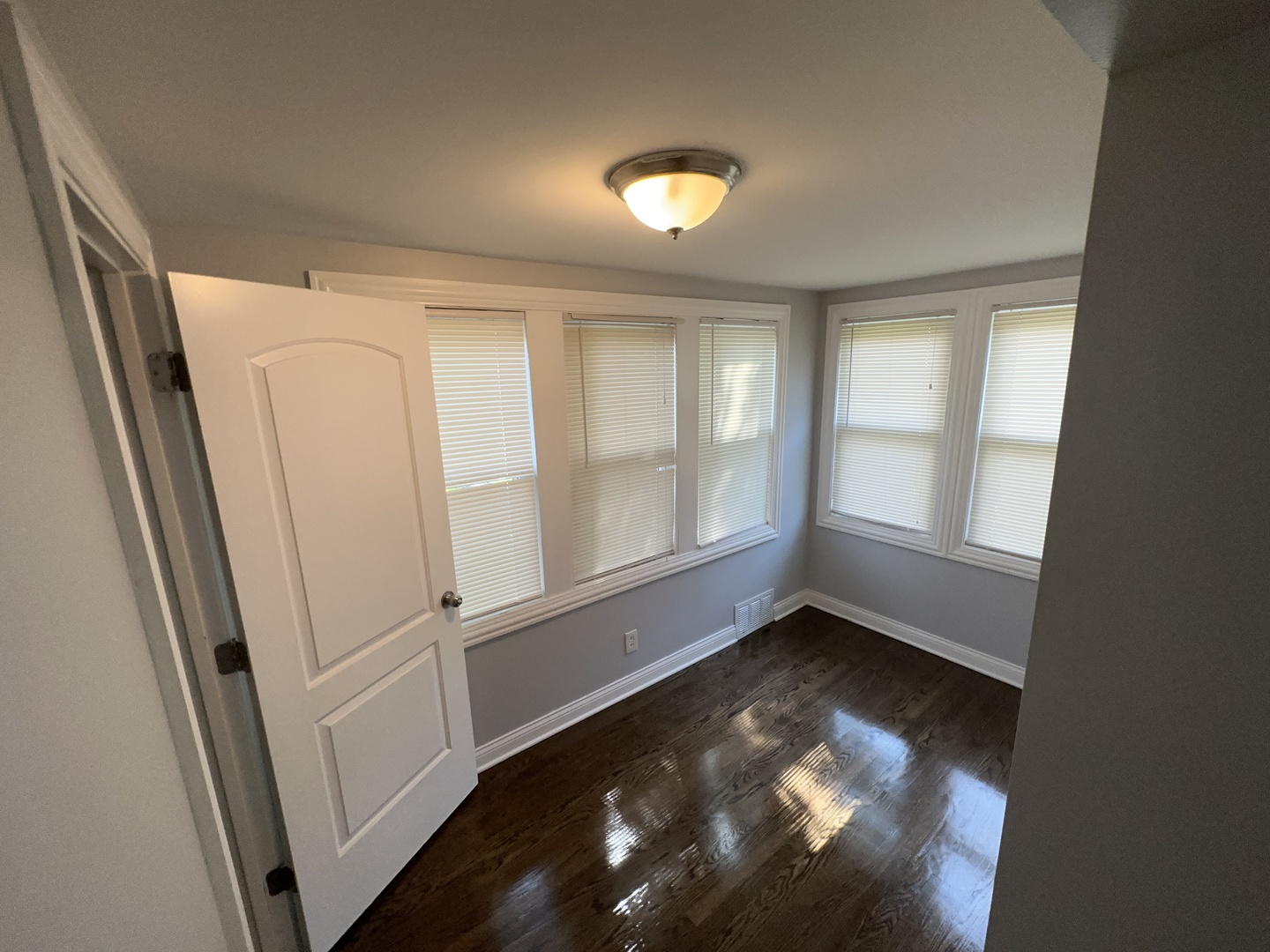 8209 S Prairie Avenue Property Photo 14