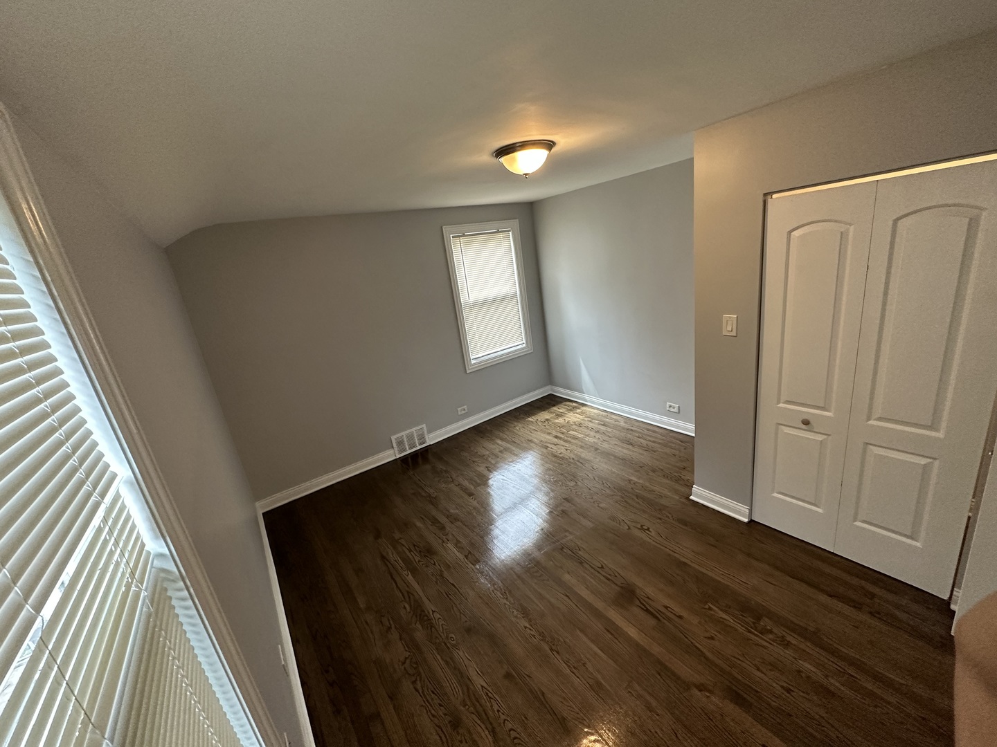 8209 S Prairie Avenue Property Photo 25