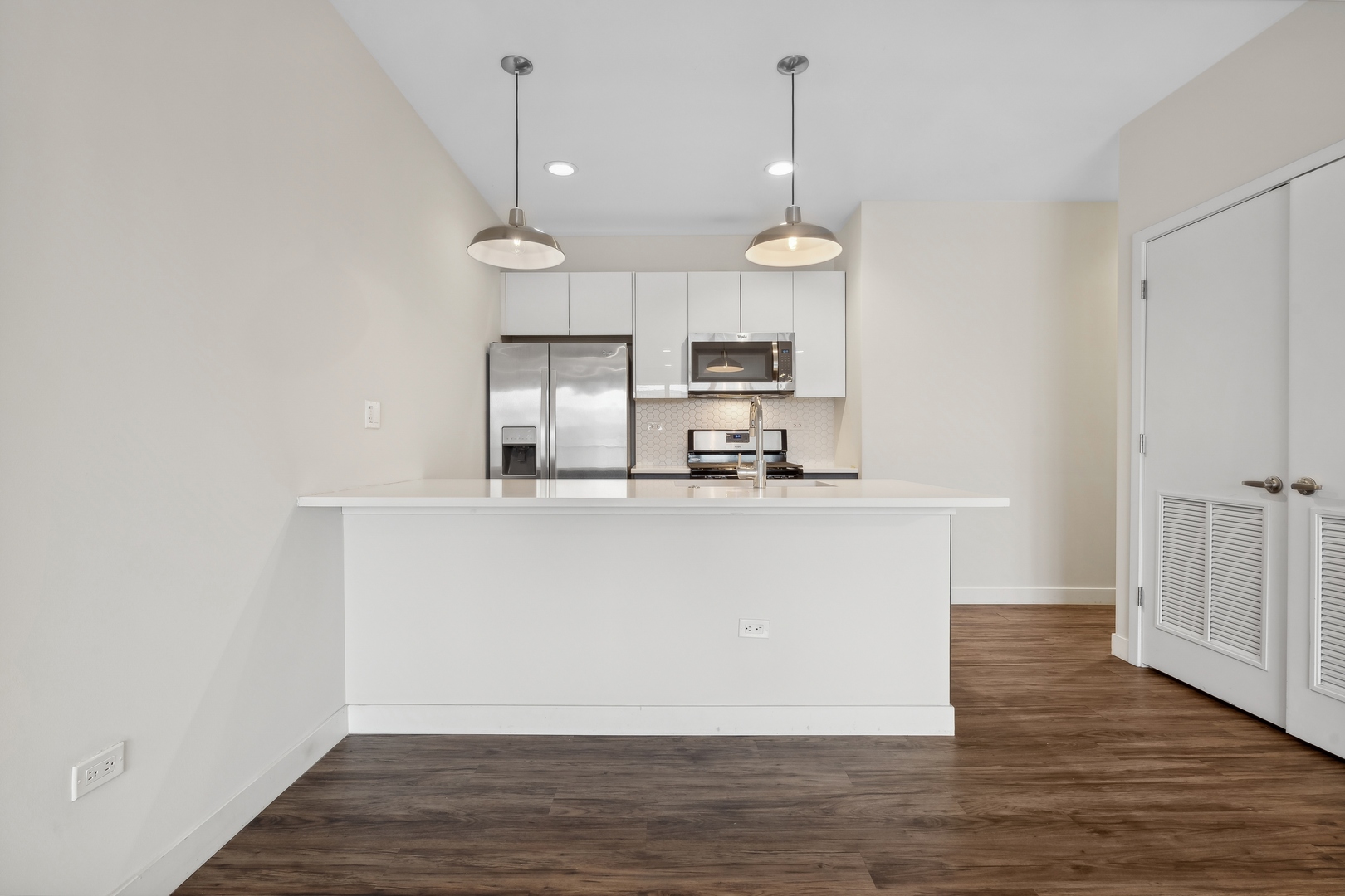 1045 W Cornelia Avenue 401 Property Photo 5