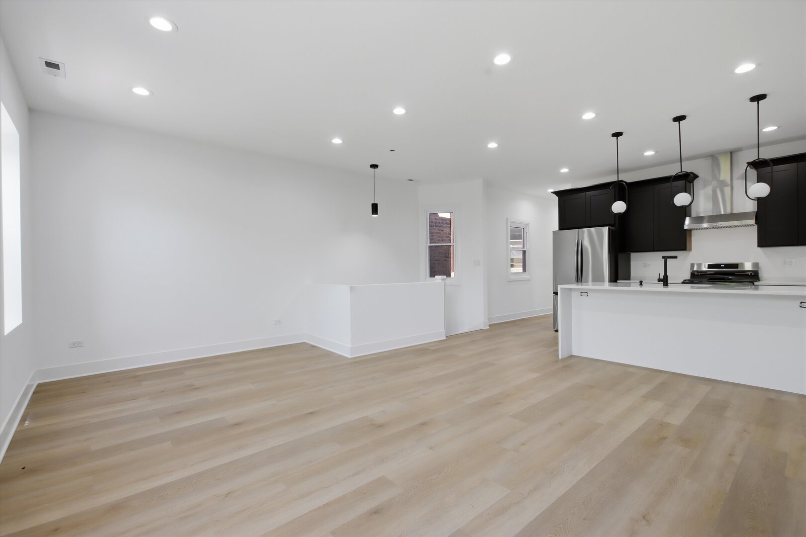 3116 W Montrose Avenue Property Photo 4