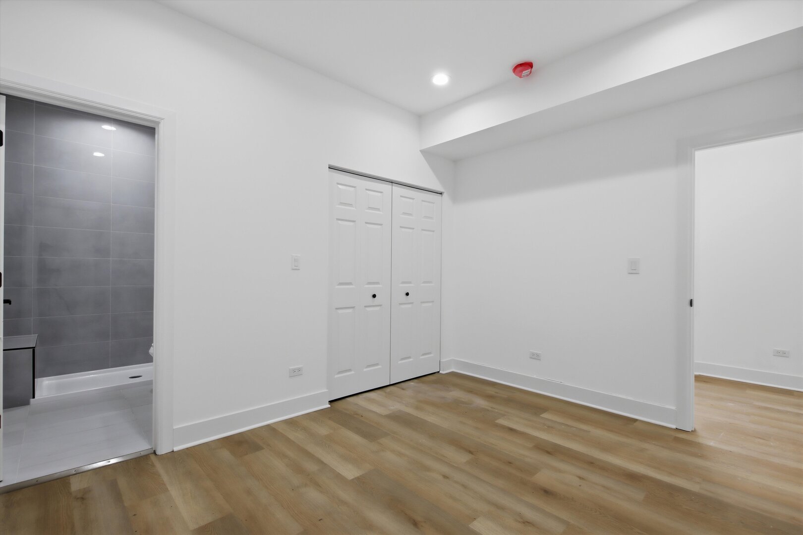 3116 W Montrose Avenue Property Photo 9