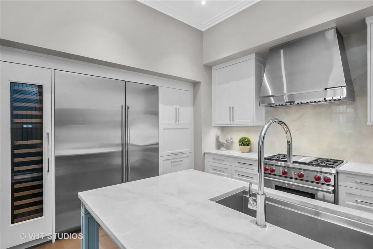 435 N Michigan Avenue 401 Property Photo 9