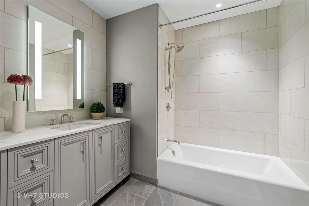 435 N Michigan Avenue 401 Property Photo 24