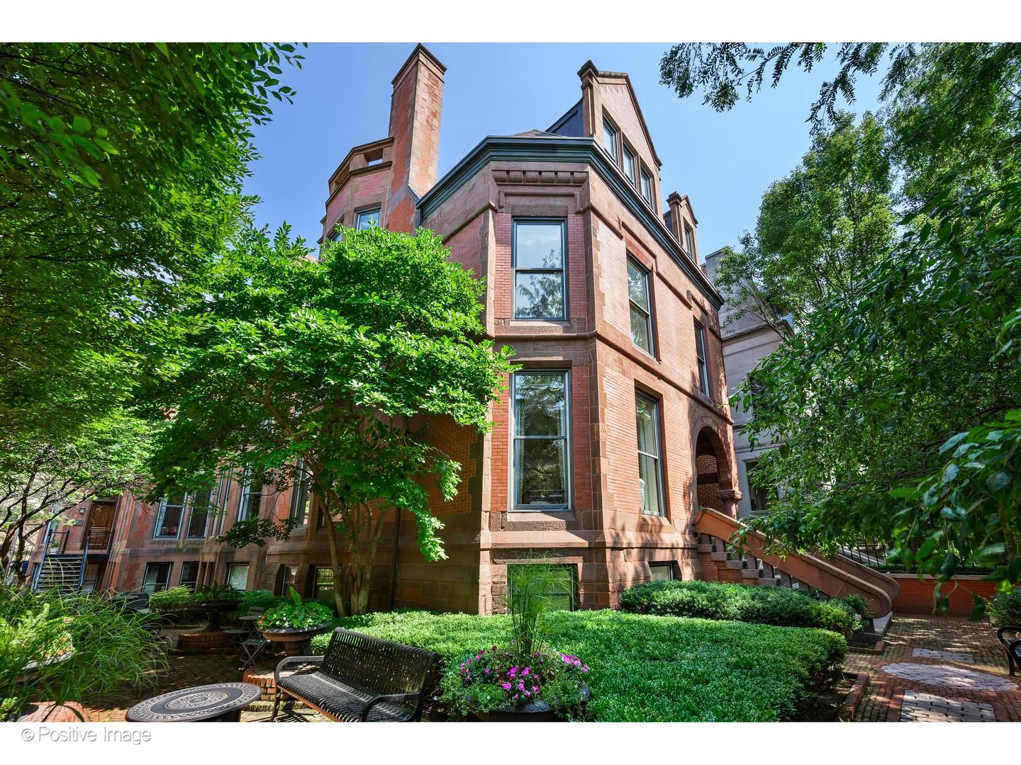 1919 S Prairie Avenue 3 Property Photo 2