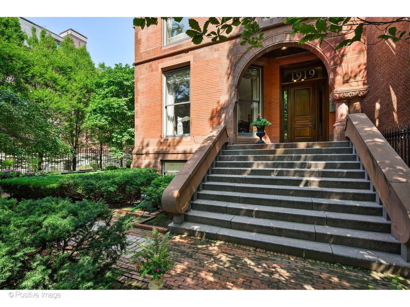 1919 S Prairie Avenue 3 Property Photo 3
