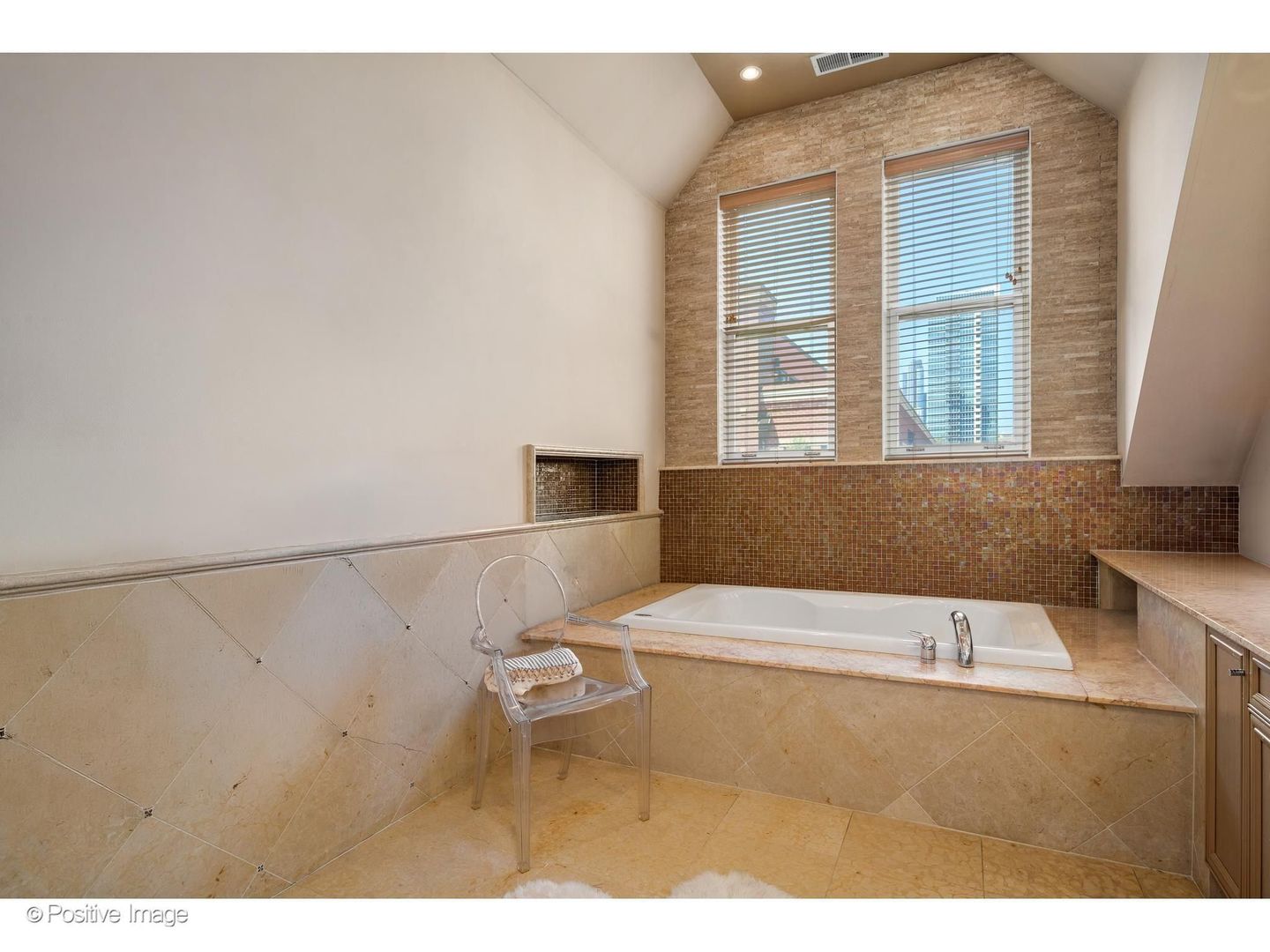 1919 S Prairie Avenue 3 Property Photo 25