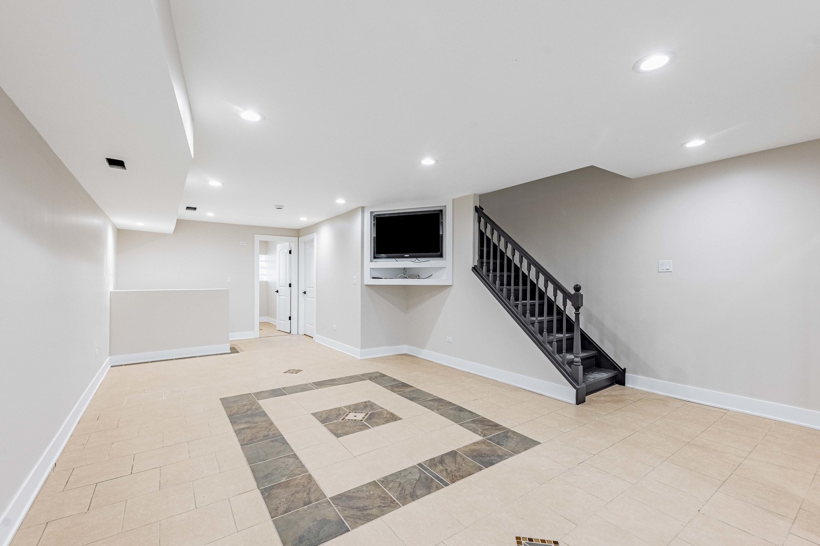 921 N Lorel Avenue Property Photo 27
