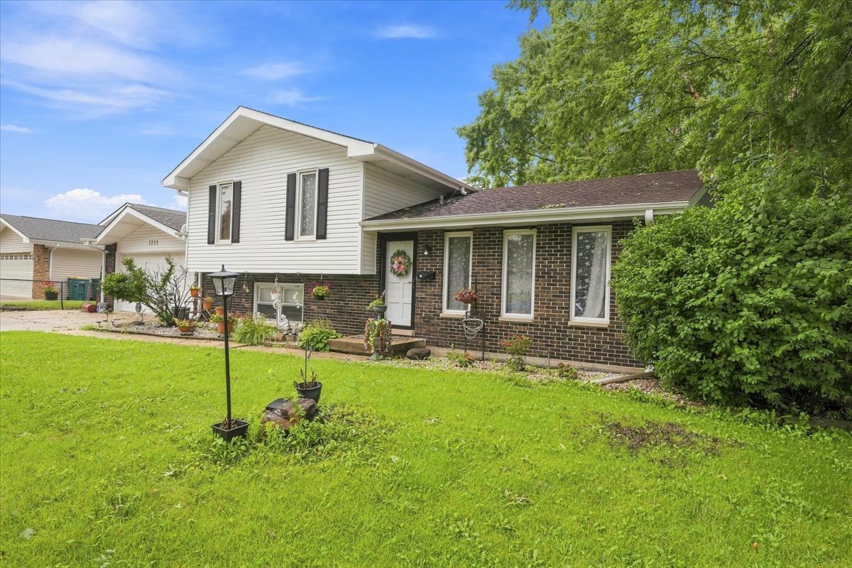 1215 Devonshire Drive Property Photo 2