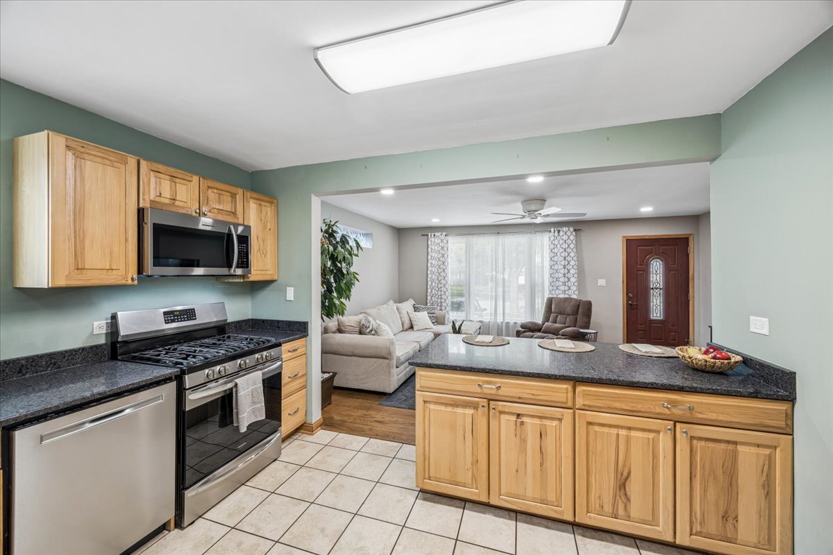1527 N Wolf Road Property Photo 8