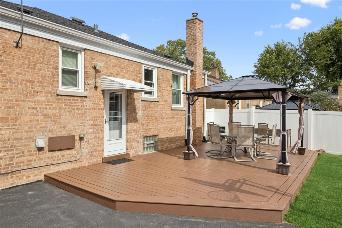 1527 N Wolf Road Property Photo 18