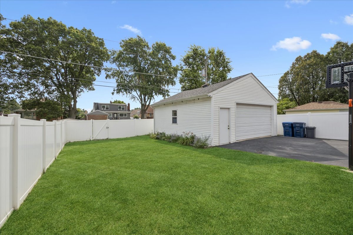 1527 N Wolf Road Property Photo 19