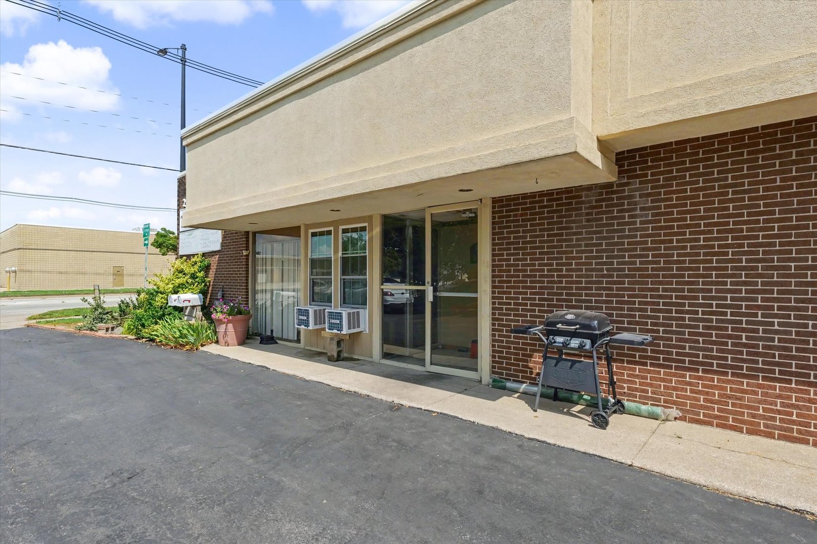 2112 N Market Street Property Photo 2