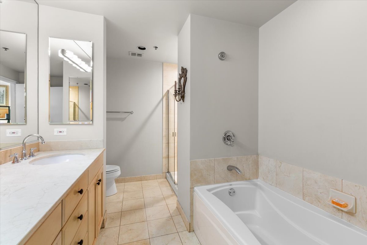 57 E Delaware Place 1104 Property Photo 12