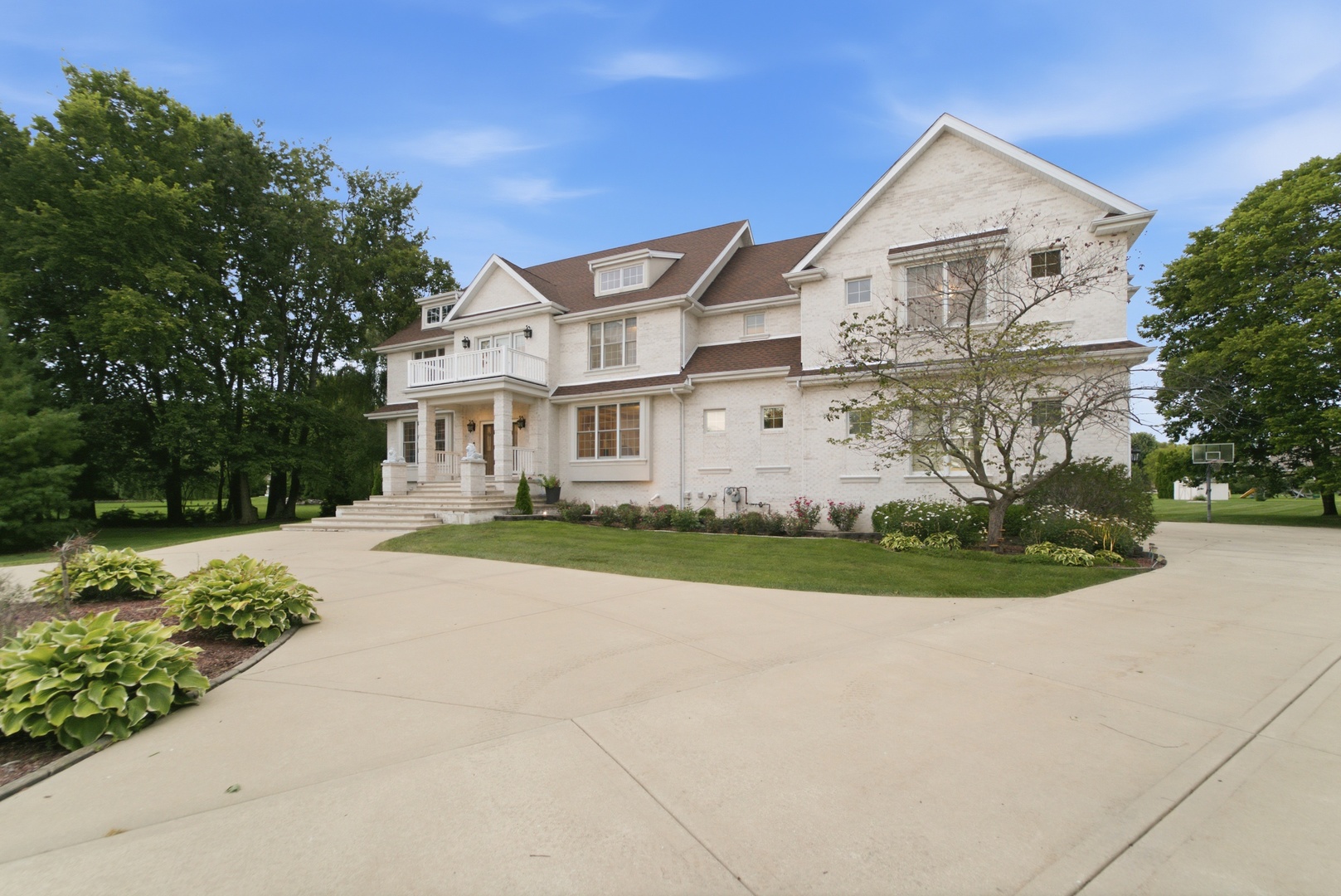 1096 Country Lane Property Photo 4