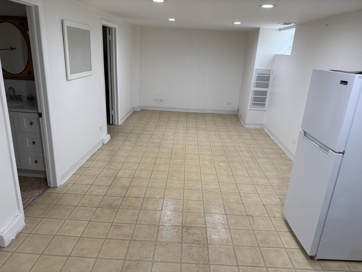 4335 N Overhill Avenue Property Photo 9