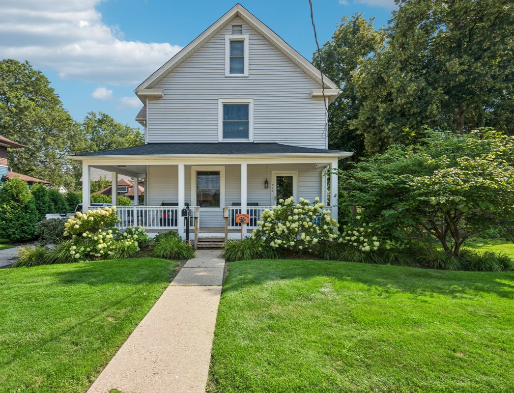 213 W Maple Avenue Property Photo 1