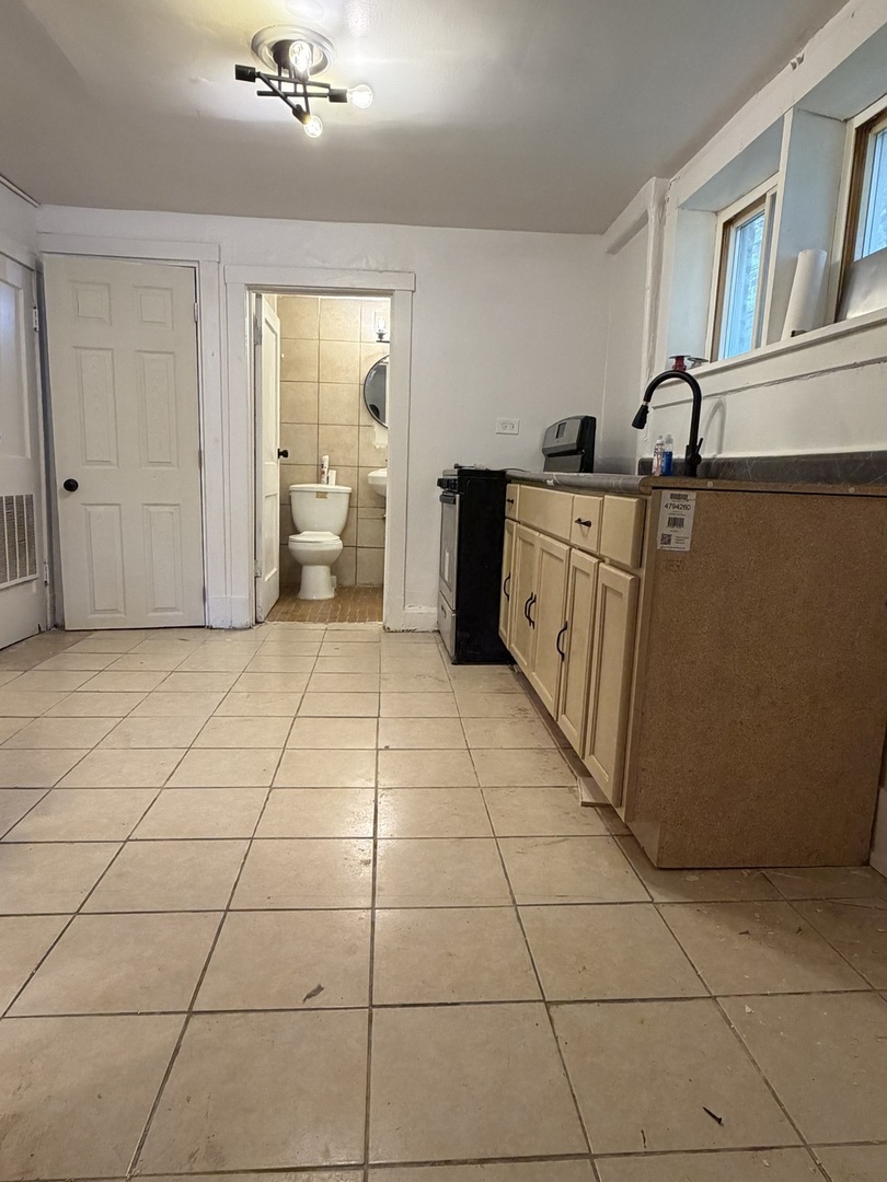 8119 S South Shore Drive G Property Photo 4