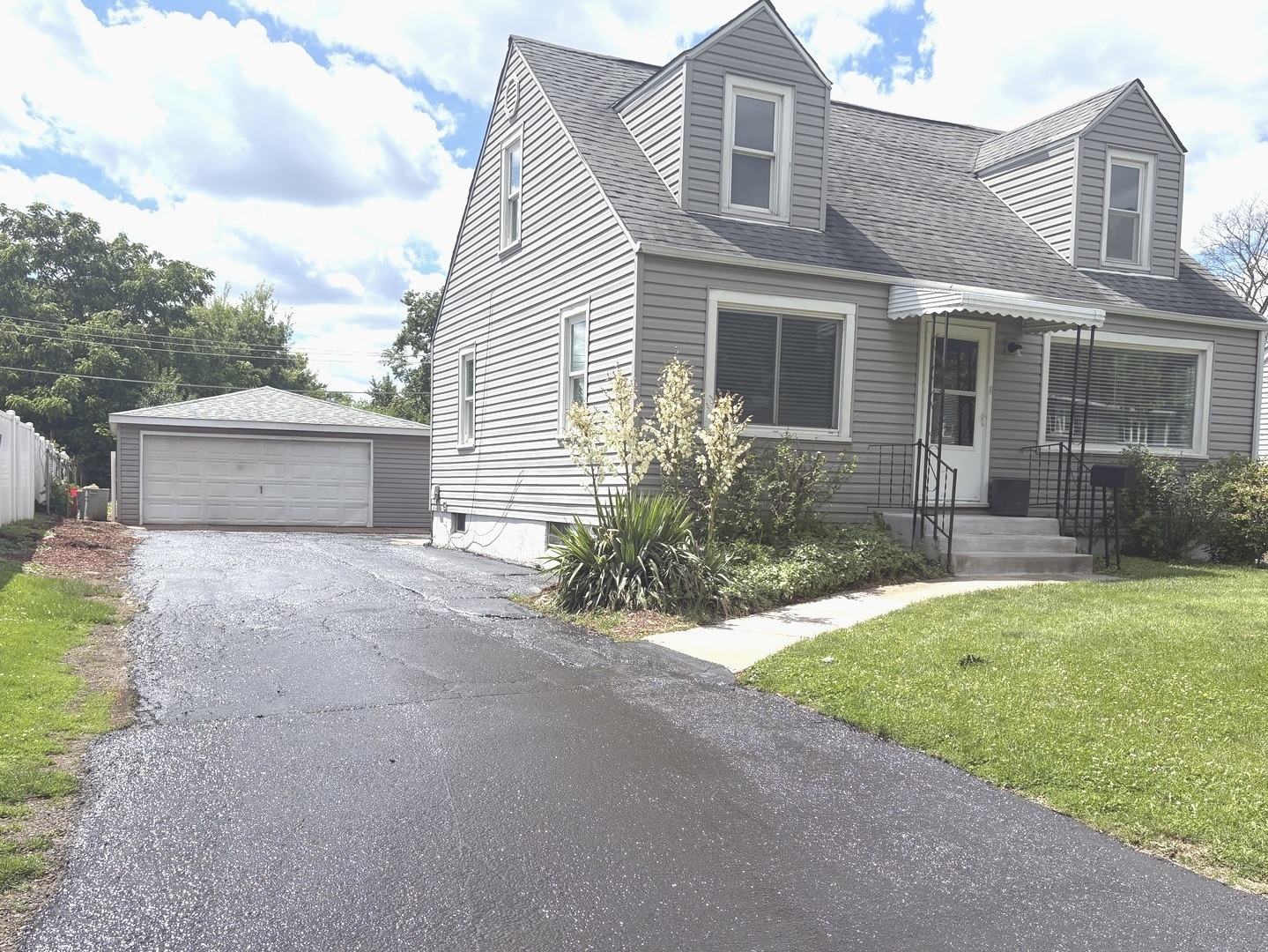 506 N DOUGLAS Avenue Property Photo 1