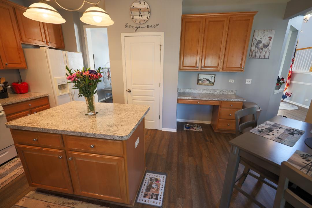 25133 W Gates Lane Property Photo 7