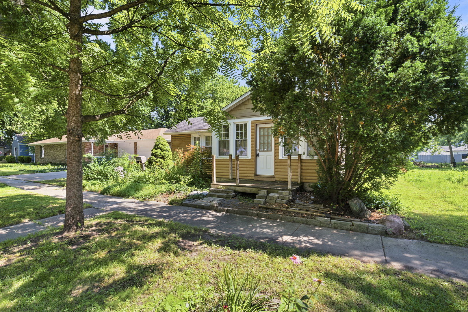 727 E Jackson Street Property Photo 2