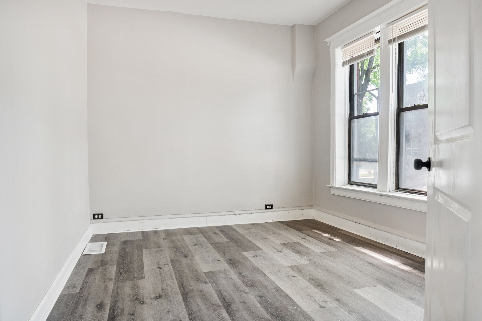 1536 W 70th Street Property Photo 5