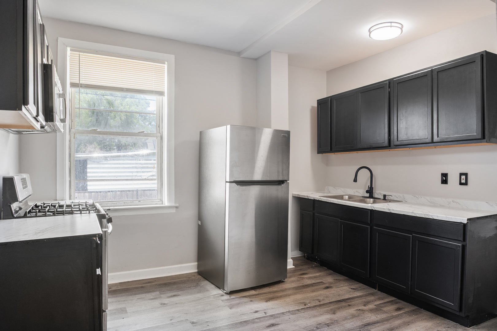 1536 W 70th Street Property Photo 6