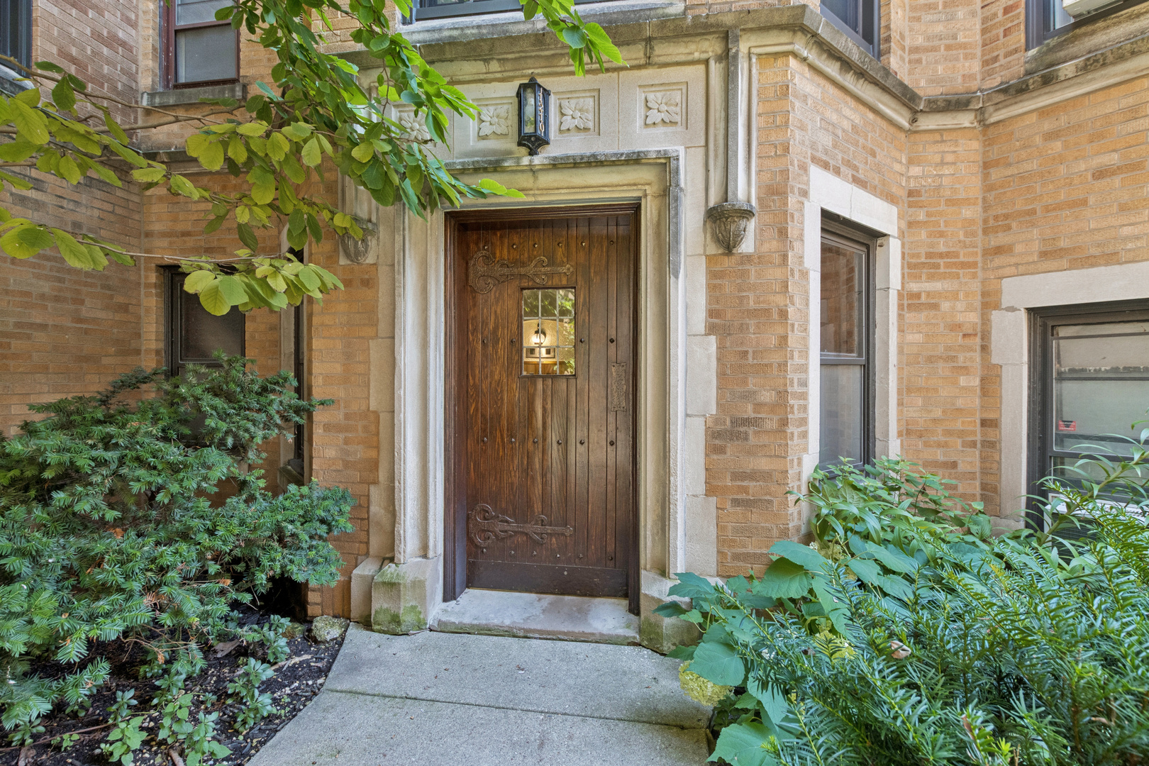 1210 W Jarvis Avenue 2N Property Photo 1