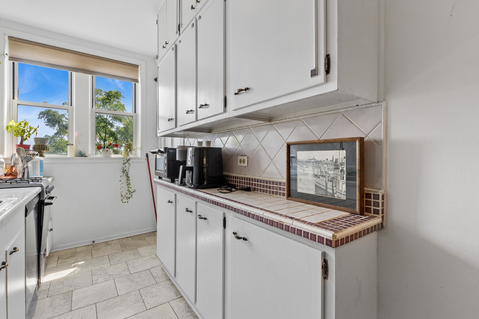 1210 W Jarvis Avenue 2n Property Photo 9