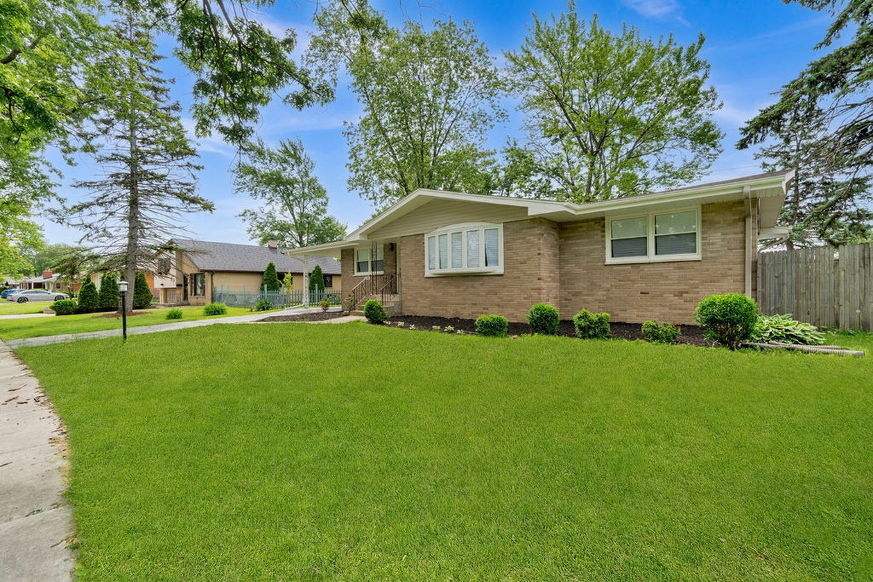 3245 S Manor Drive Property Photo 3