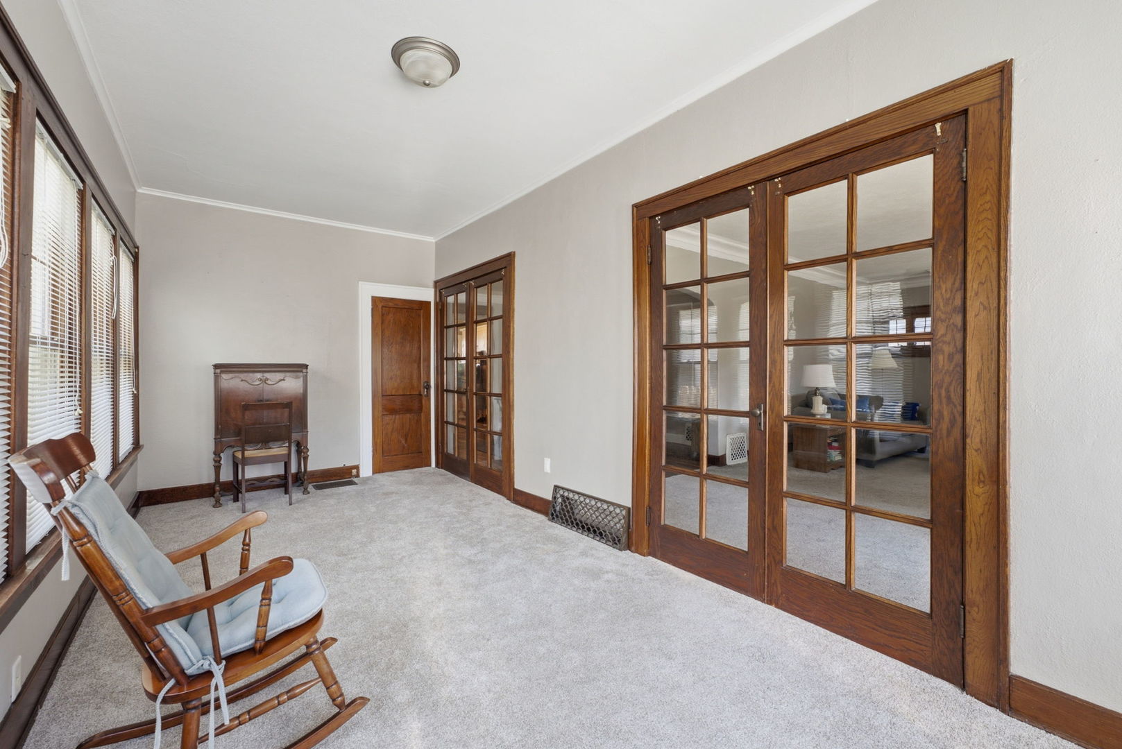 2520 Leclaire Street Property Photo 6