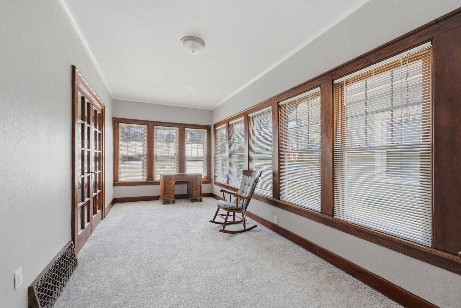 2520 Leclaire Street Property Photo 7