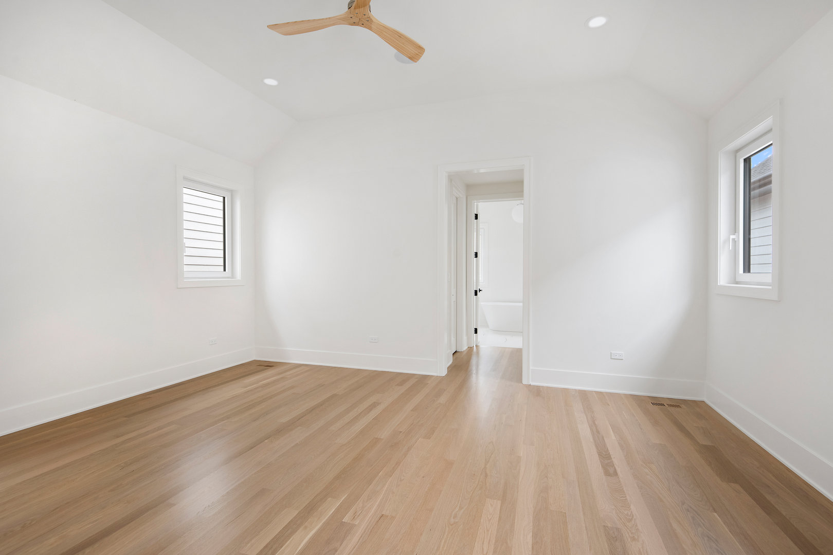 2228 N Southport Avenue Property Photo 15