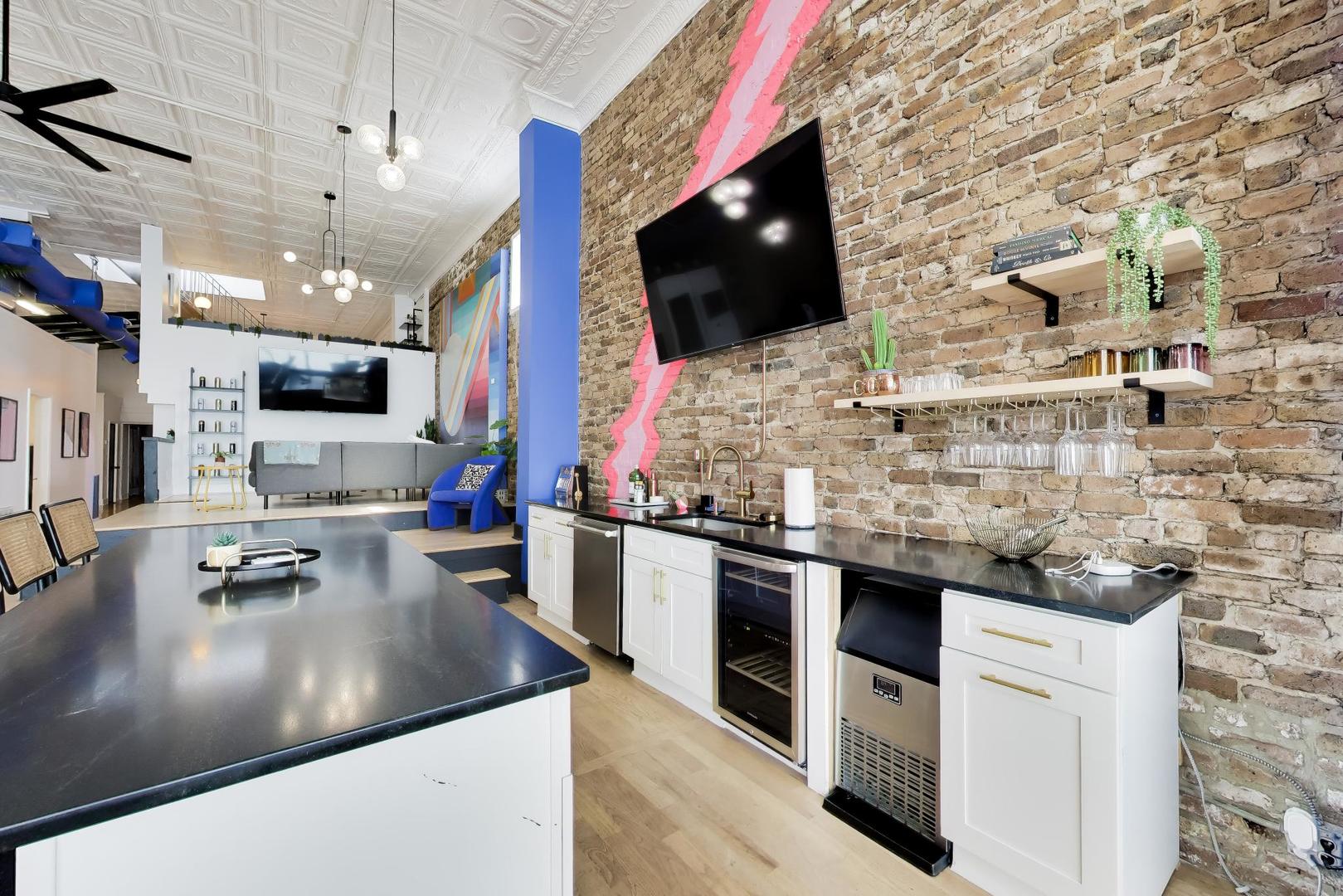 815 N Milwaukee Avenue Property Photo 12