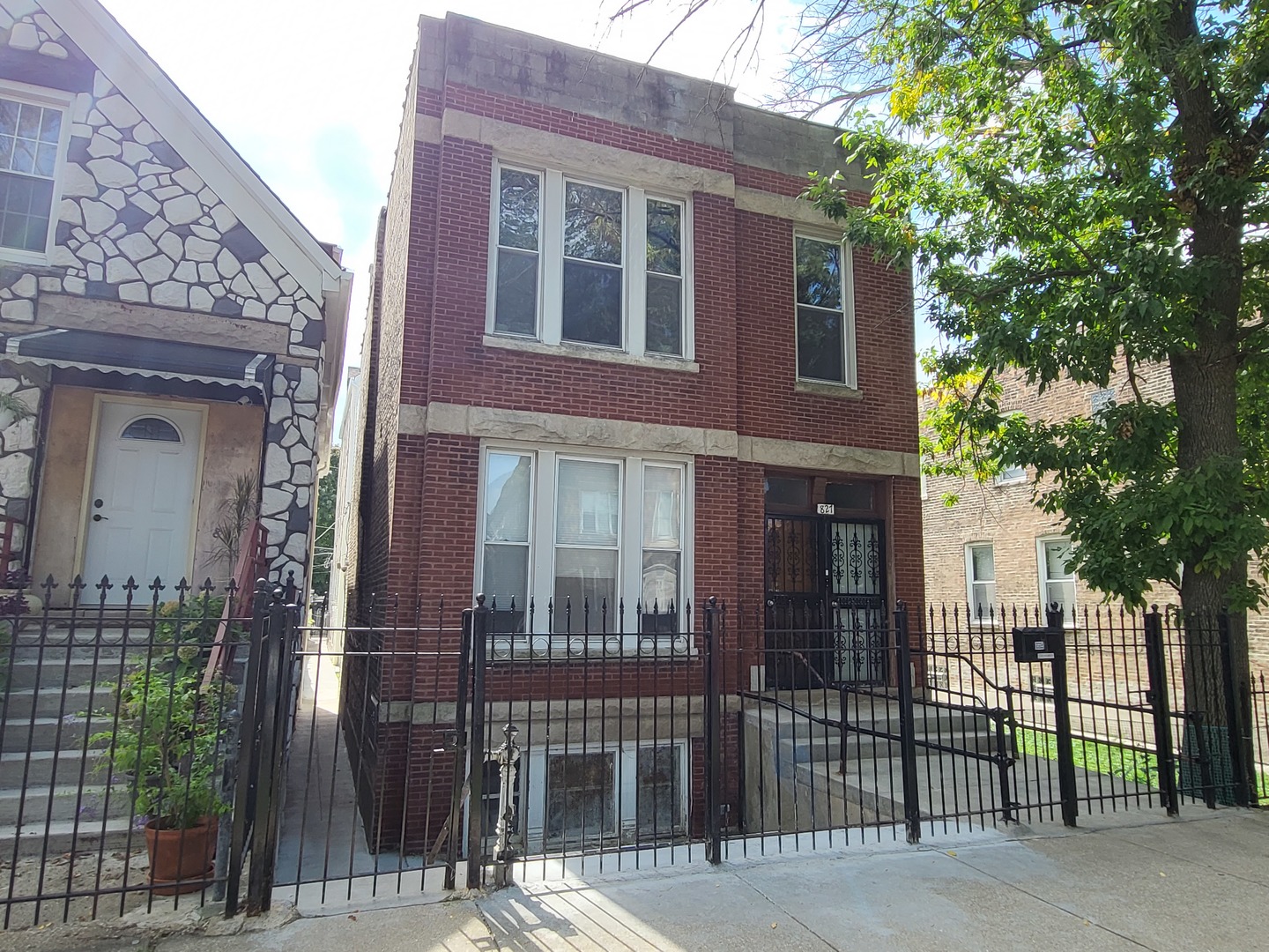 827 W 33rd Place GRB Property Photo 1