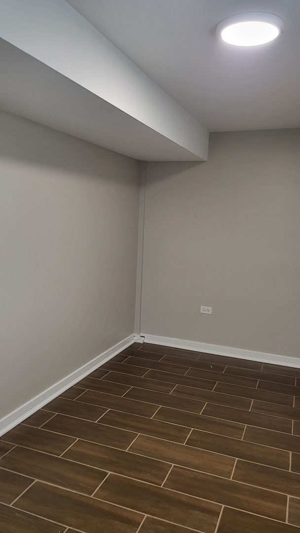 827 W 33rd Place Grb Property Photo 11