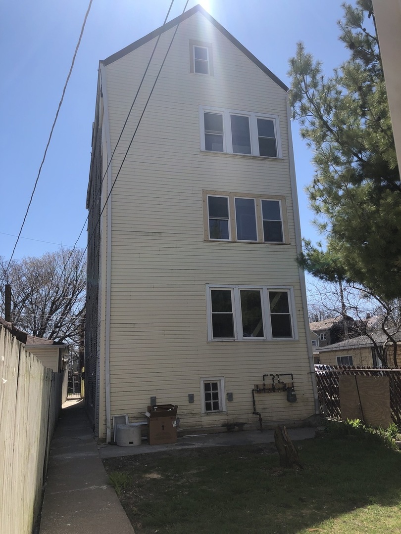 827 W 33rd Place Grb Property Photo 13