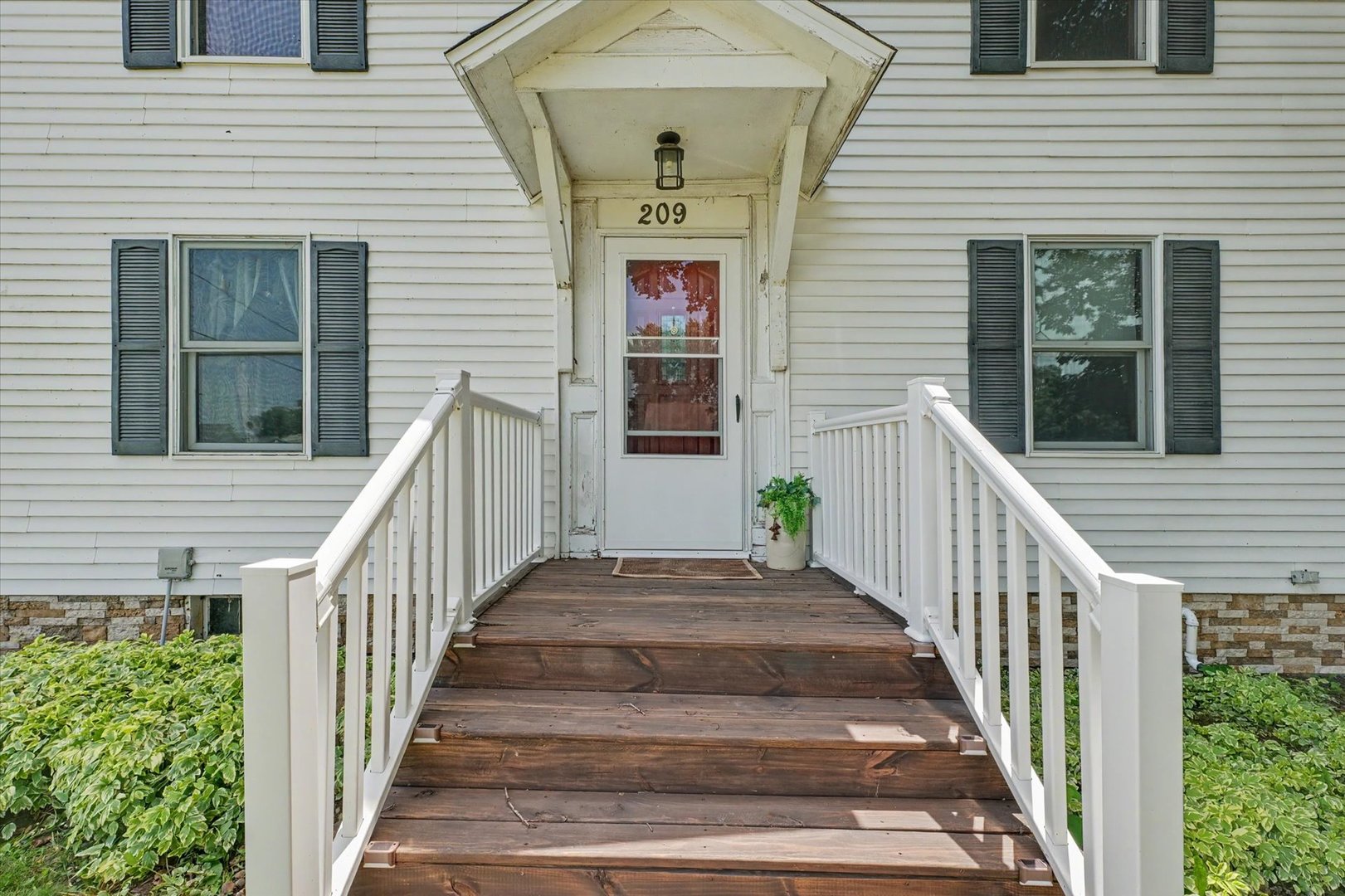 209 E Sangamon Street Property Photo 3