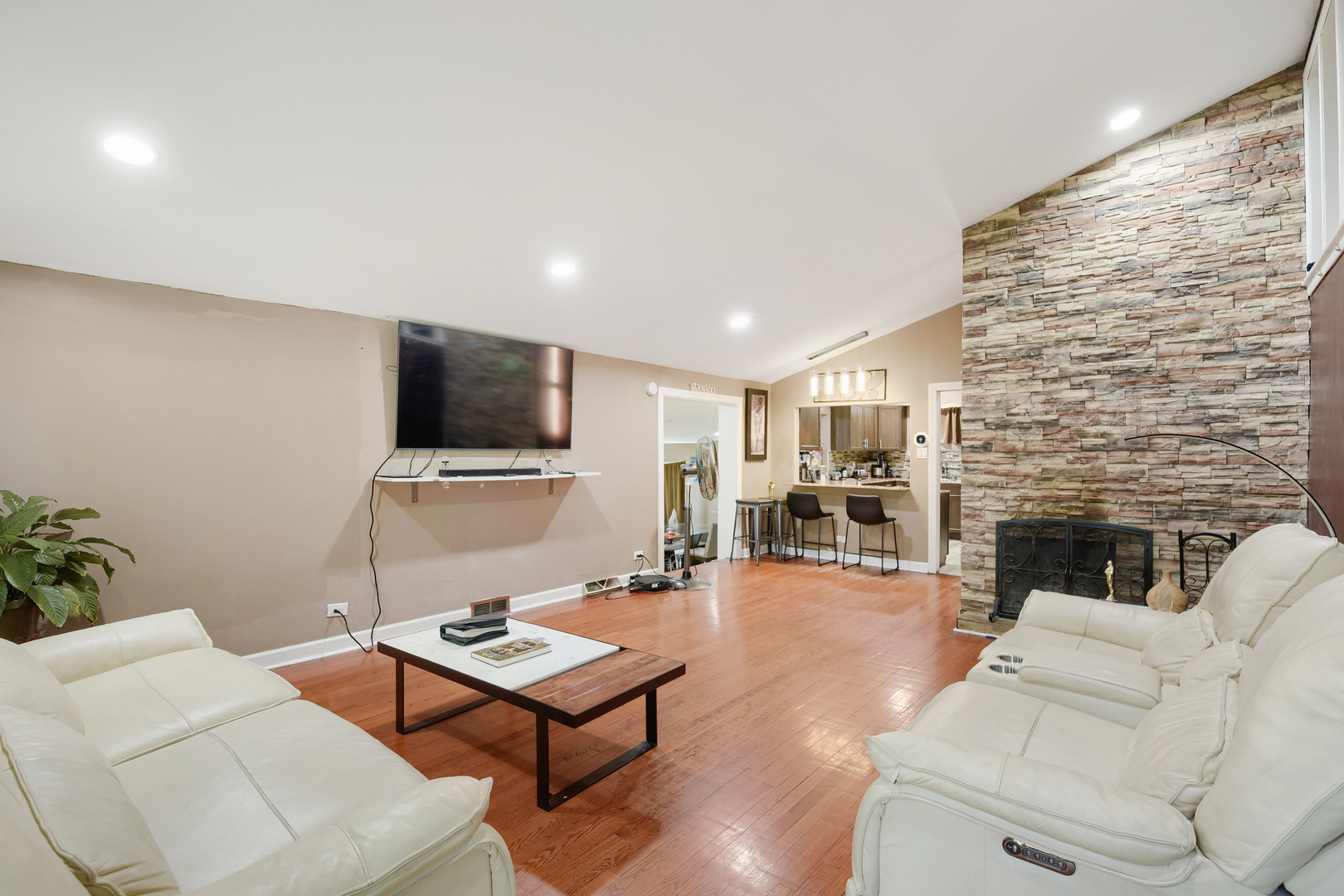15318 Hastings Drive Property Photo 3
