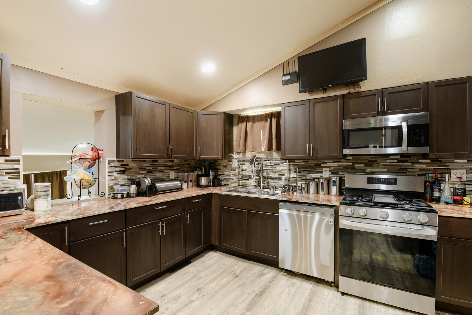 15318 Hastings Drive Property Photo 5