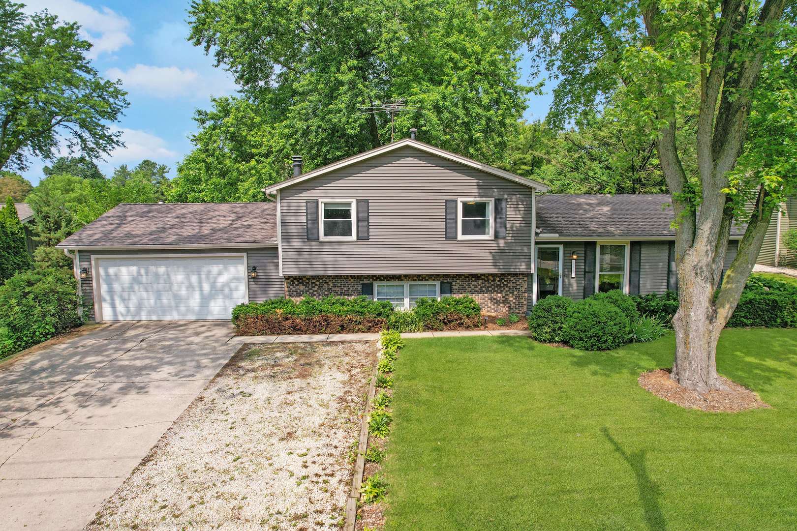 11s556 Book Road Property Photo 1