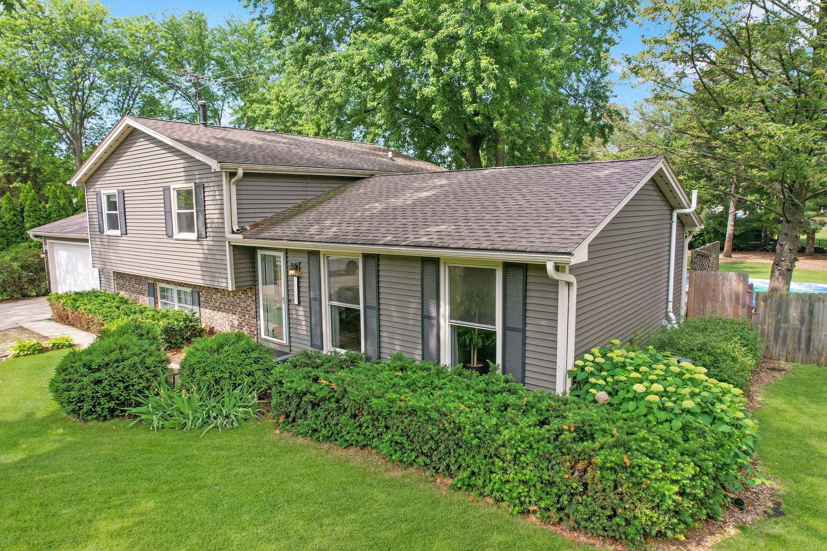 11s556 Book Road Property Photo 2