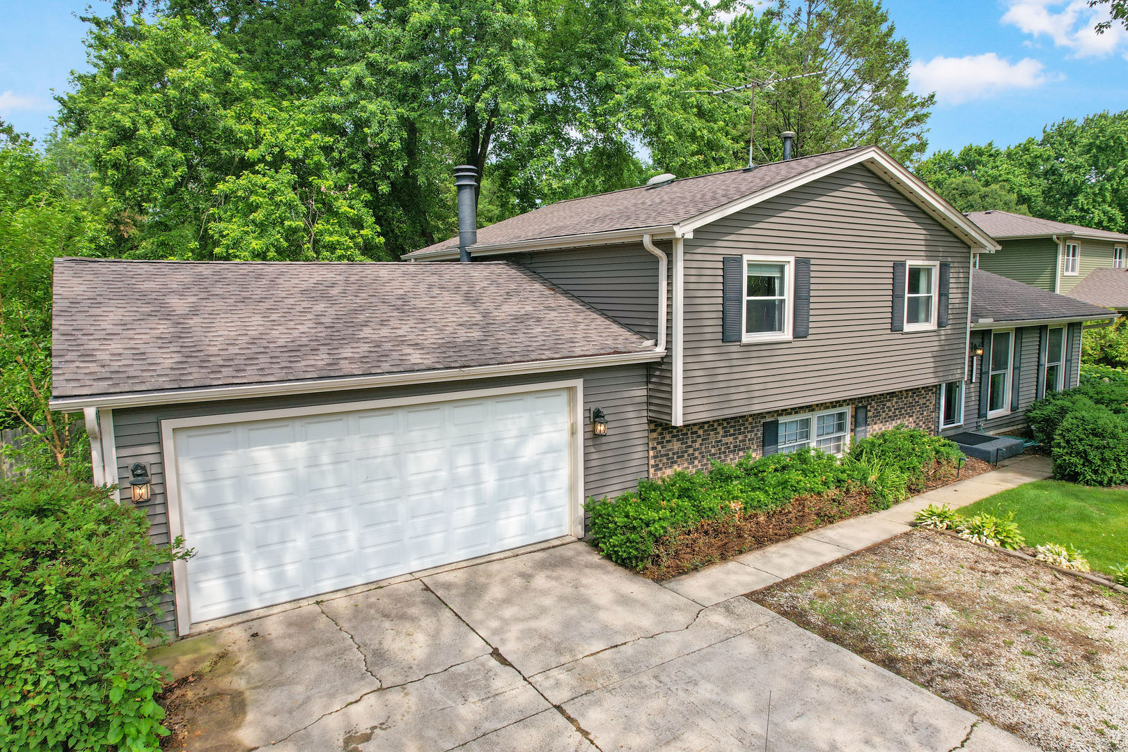 11s556 Book Road Property Photo 3