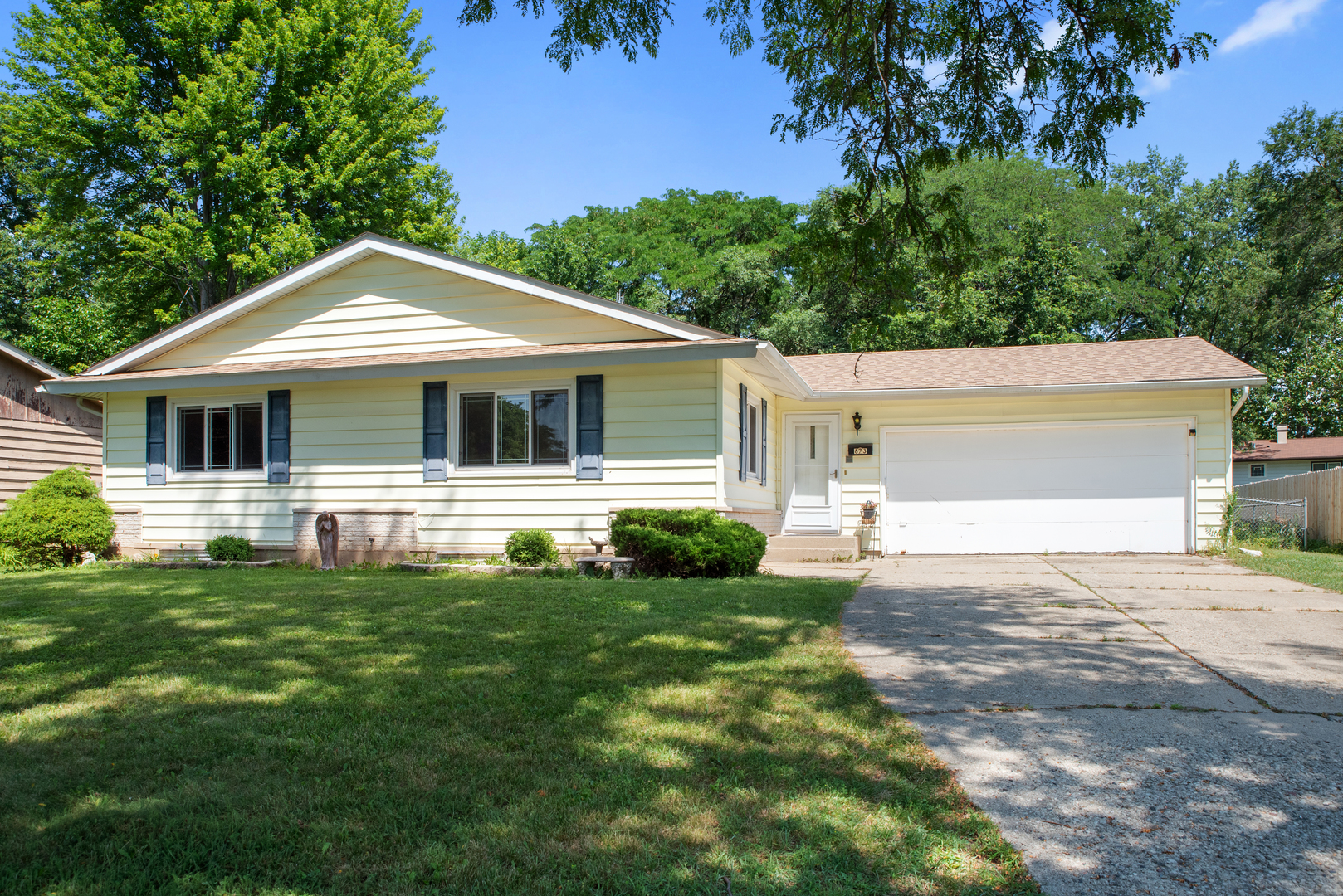 873 Yorkshire Lane Property Photo 1