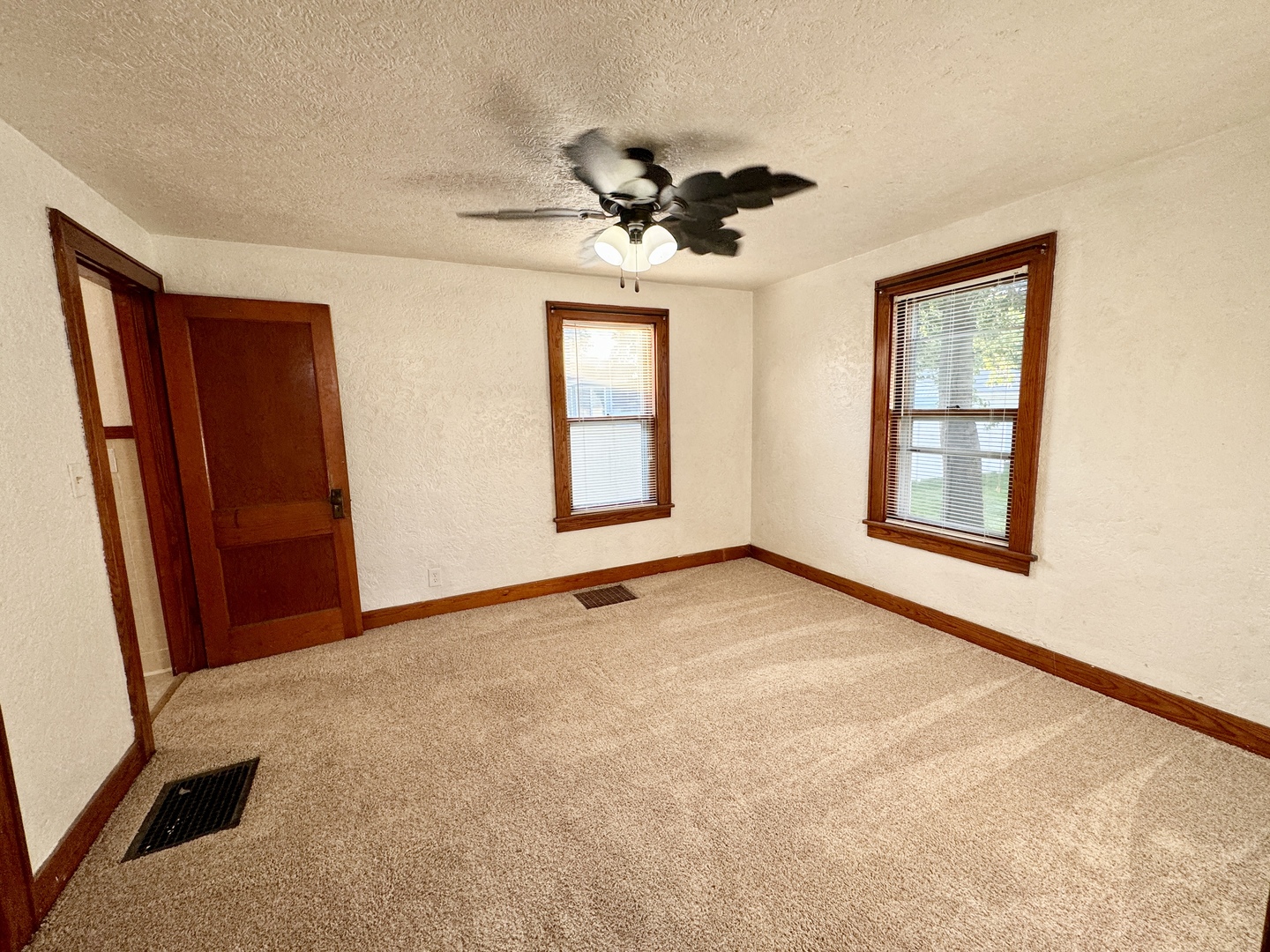 549 E Orange Street Property Photo 4