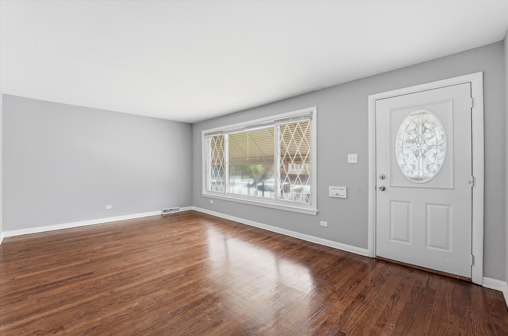 5515 S Oakley Avenue Property Photo 2