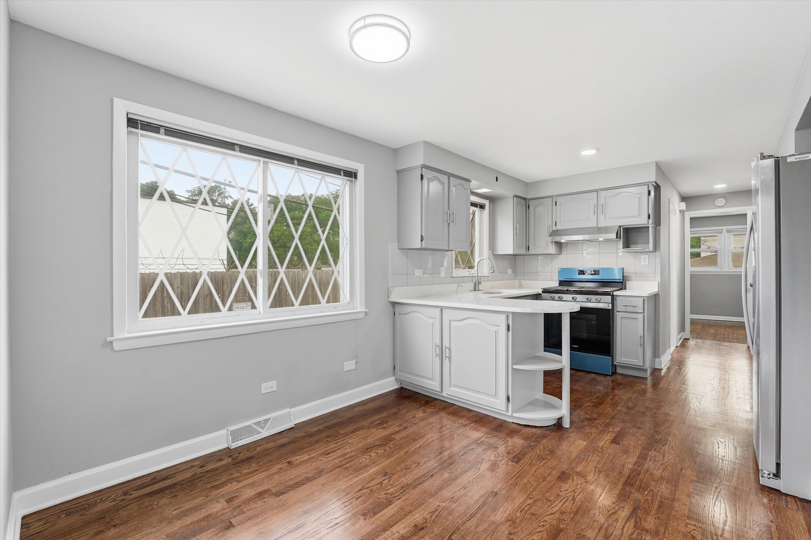 5515 S Oakley Avenue Property Photo 3