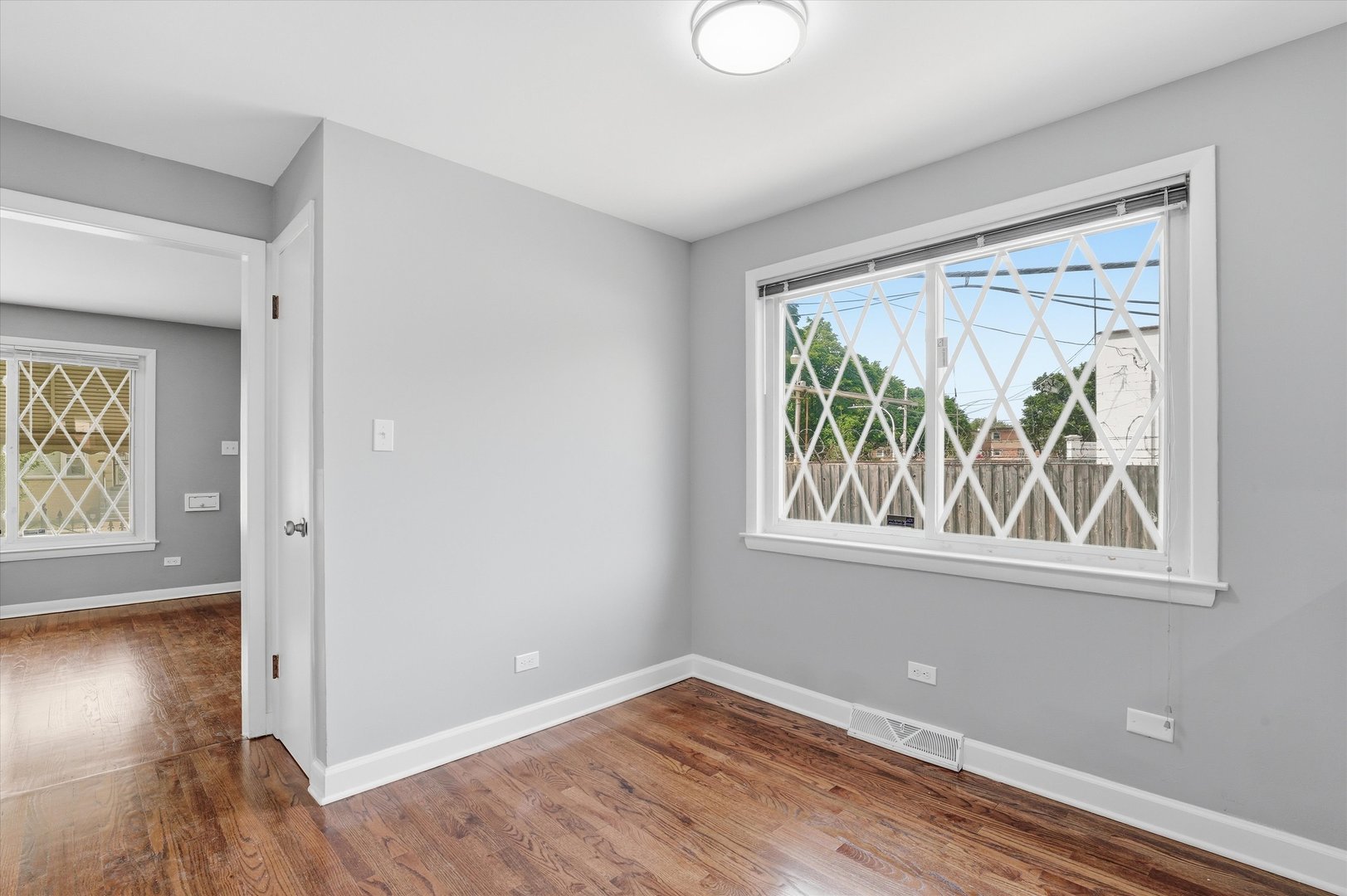 5515 S Oakley Avenue Property Photo 4