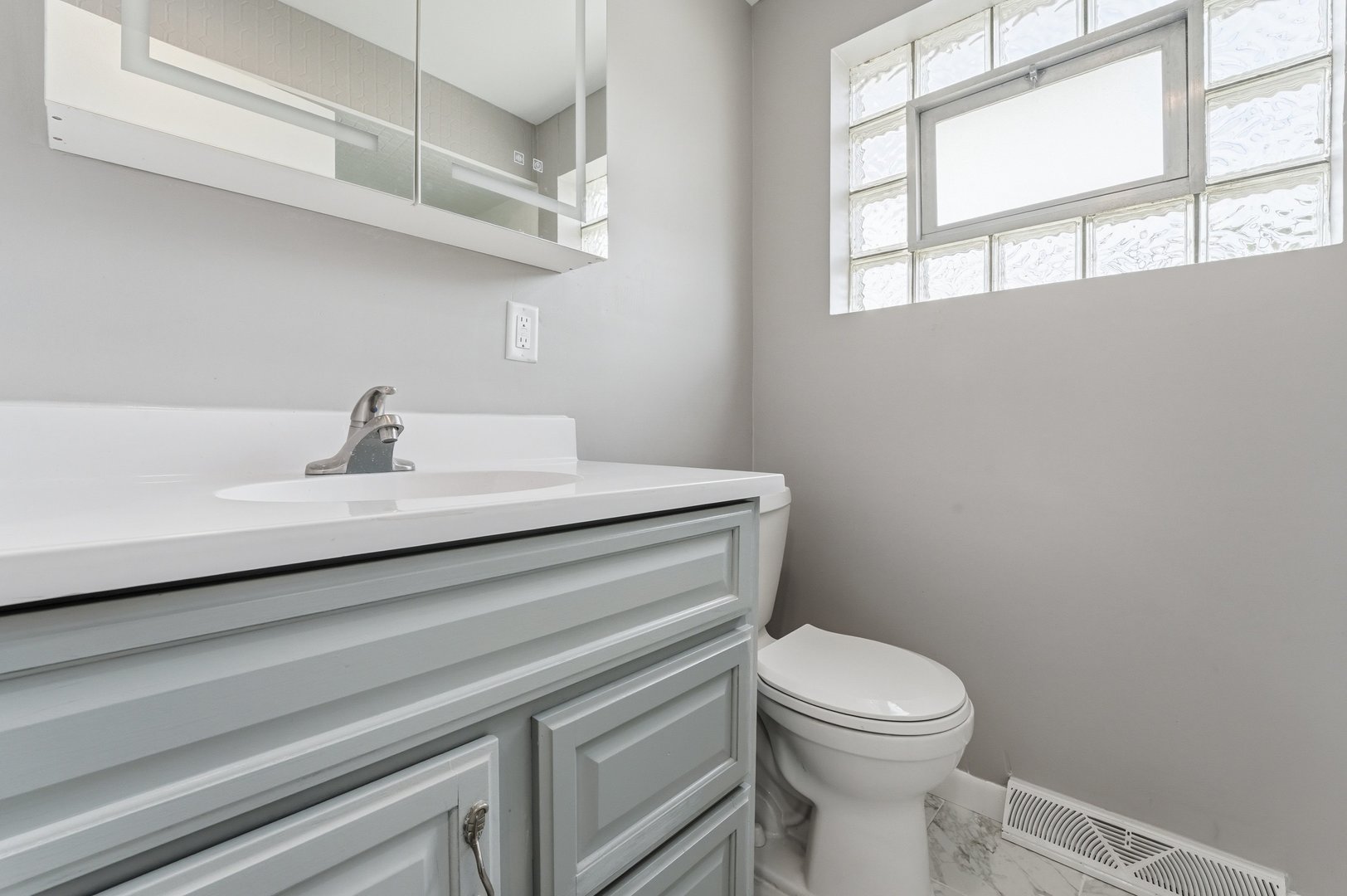 5515 S Oakley Avenue Property Photo 8